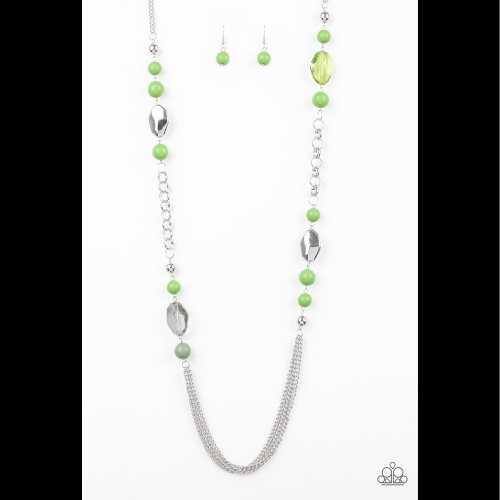 ✨3 for $10✨ Green and silver necklace
